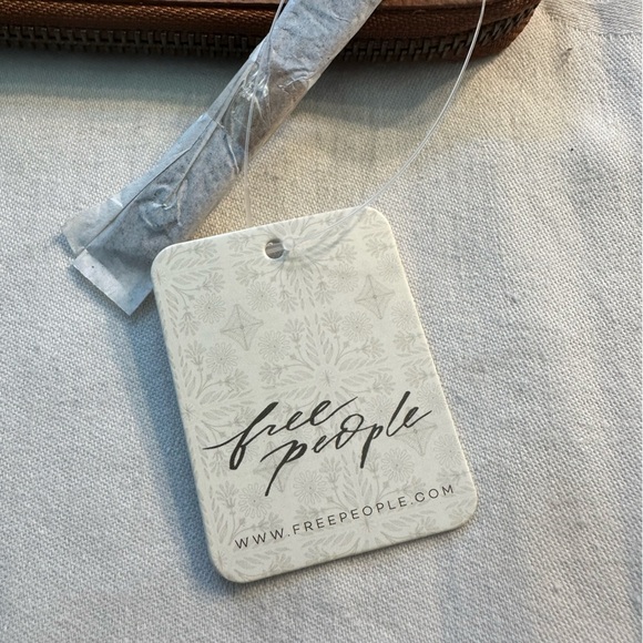 Free People Zip Around Wristlet - Vegan Leather New In Original Wrapping - Picture 3 of 4